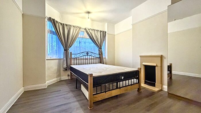 4 Bedroom Semi-detached House To Rent In Whiteway Road, Bristol, BS5