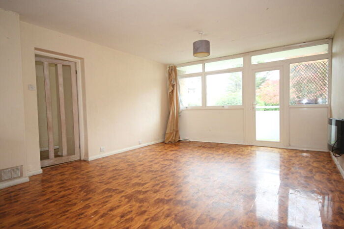 2 Bedroom Flat For Sale In Hill View Court, Woking, GU22