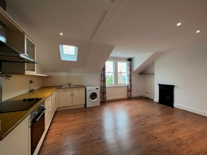 2 Bedroom Flat To Rent In Kestrel Avenue, Herne Hill, London, SE24
