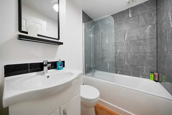 Apartment To Rent In Grafton Road, London, NW5