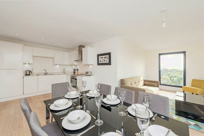 2 Bedroom Flat To Rent In Sheldon House, High Road, Finchley, N12