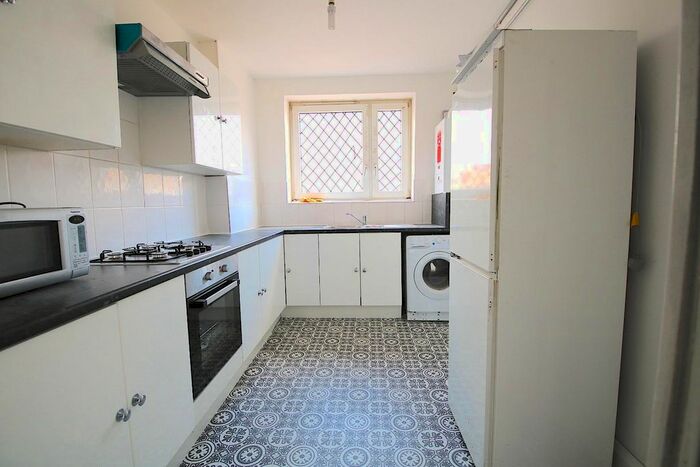 4 Bedroom Flat To Rent In Colebert Avenue, London, E1