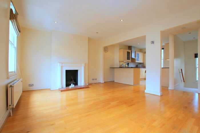 2 Bedroom Flat To Rent In Disraeli Road, London, SW15
