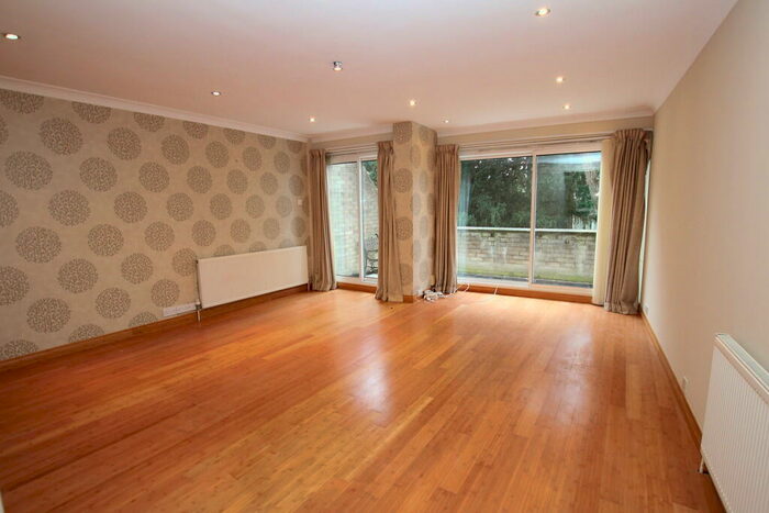 3 Bedroom Terraced House To Rent In Clumber Crescent North, NG7