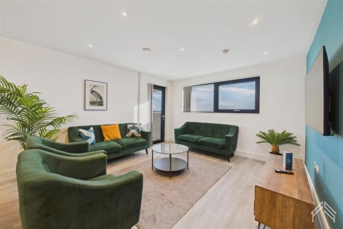 3 Bedroom Flat To Rent In Park Hill House, Brentford, TW8