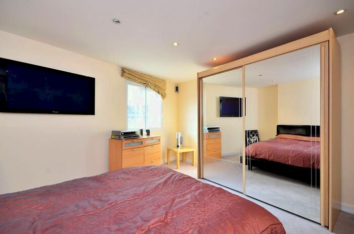 3 Bedroom Flat To Rent In Lavender Hill, Battersea, London, SW11