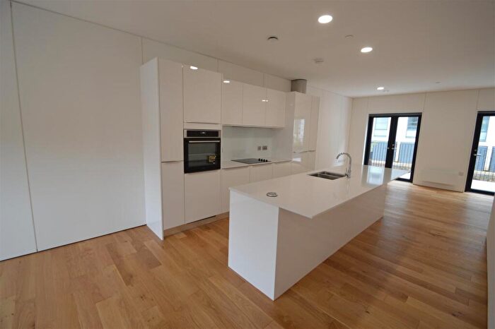 3 Bedroom Town House To Rent In Lockyard Lane, Manchester, M4