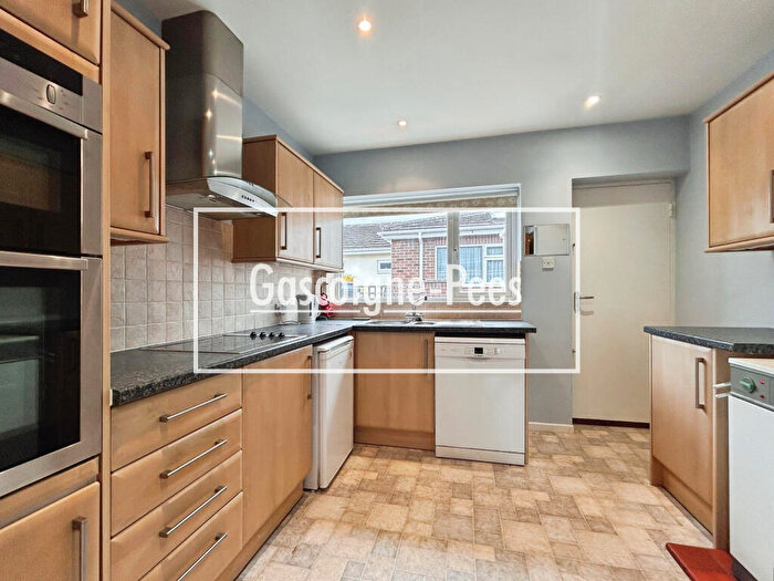 4 Bedroom Bungalow To Rent In Holly Drive, Old Basing, RG24