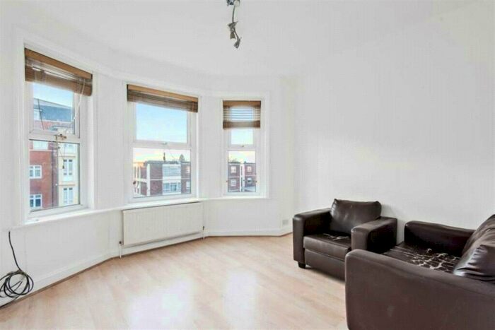 2 Bedroom Apartment To Rent In High Road, London, N12