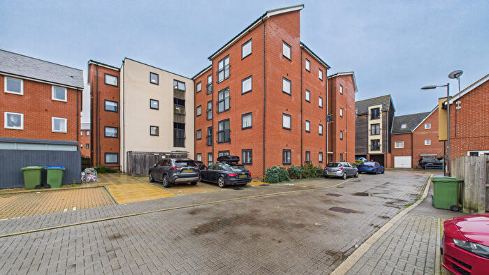 2 Bedroom Flat For Sale In Boldison Close, Aylesbury, Buckinghamshire, HP19