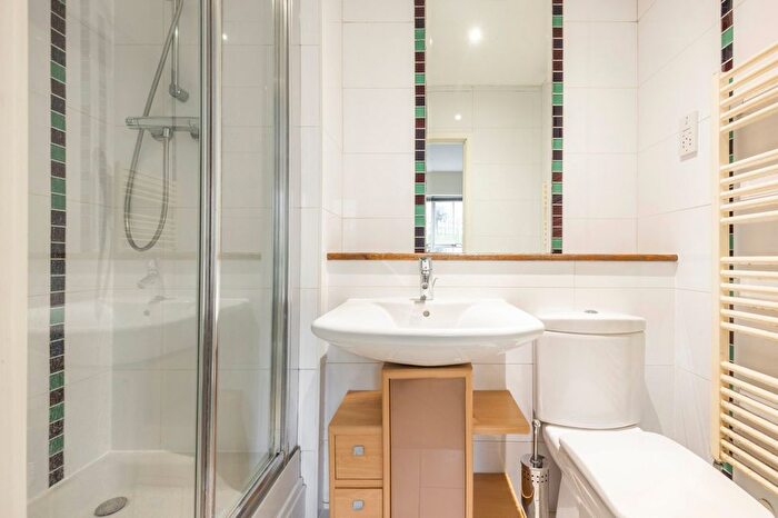 2 Bedroom Flat To Rent In Canal Boulevard, Camden, NW1