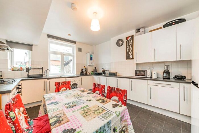 3 Bedroom Flat To Rent In Princes Parade, Golders Green, NW11