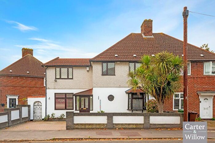 4 Bedroom Semi Detached House For Sale In Bennetts Castle Lane, Dagenham, RM8