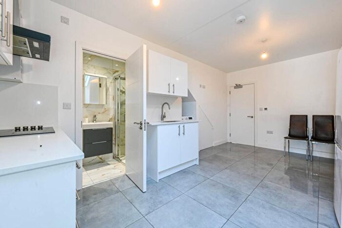 5 Bedroom House To Rent In Richmond Road, Bounds Green, London, N11