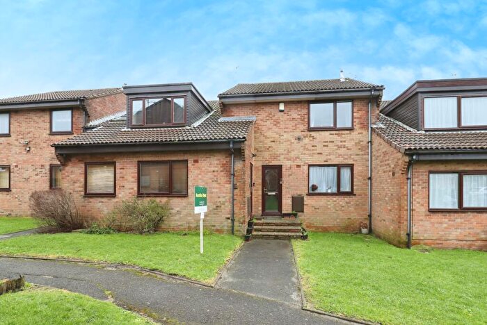 2 Bedroom Flat For Sale In Aspen Gardens, Poole, Dorset, BH12