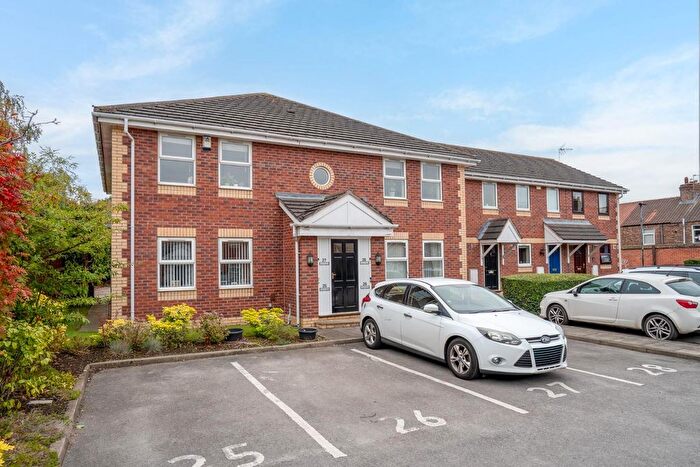 2 Bedroom Flat For Sale In Barbican Mews, York, YO10