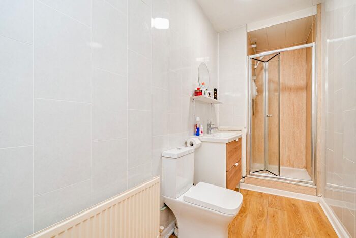 3 Bedroom Flat To Rent In Flat, Victoria Road, LS6