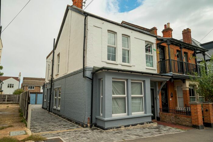 2 Bedroom Flat To Rent In Beach Avenue, Leigh-On-Sea, Essex, SS9