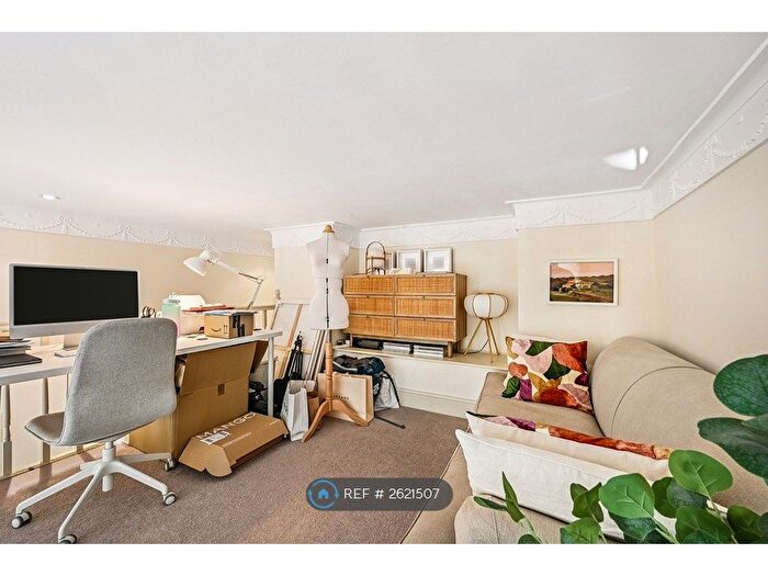 2 Bedroom Flat To Rent In Russell Road, London, W14