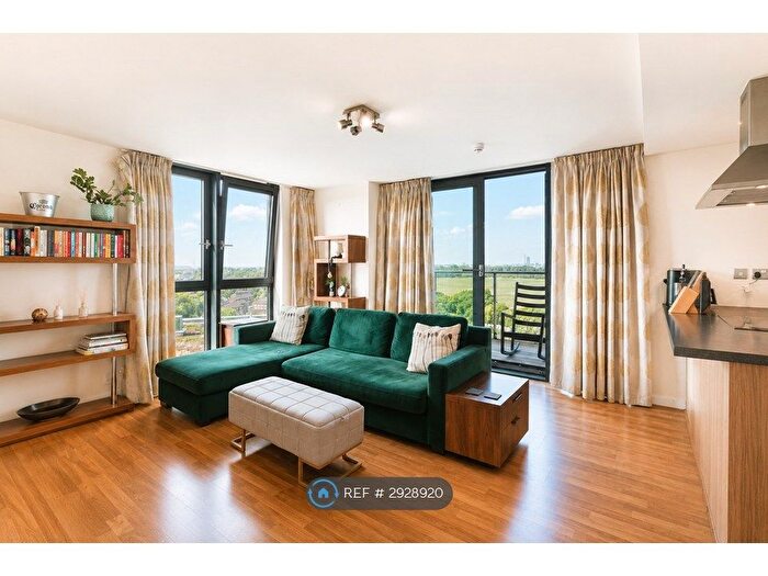 3 Bedroom Flat To Rent In Sky Apartments, London, E9