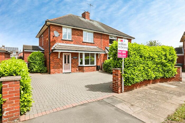 3 Bedroom Semi-Detached House For Sale In Pinewood Avenue, Armthorpe, Doncaster, DN3