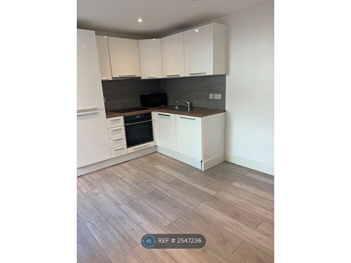 Studio To Rent In Shaw Heath, Stockport, SK2
