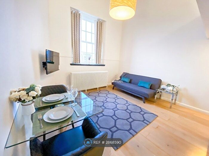 Studio To Rent In Mcdonald Road, Edinburgh, EH7