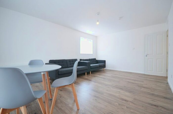 2 Bedroom Flat To Rent In Oakley Close, Isleworth, TW7