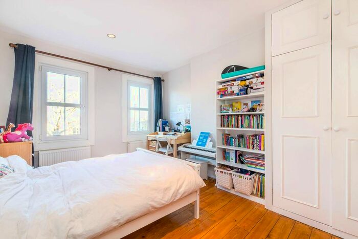 2 Bedroom Flat To Rent In Chiswick High Road, Chiswick, London, W4