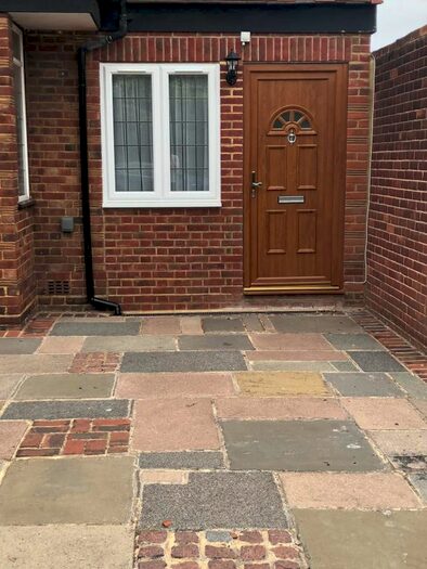 Studio To Rent In Tenterden Gardens, London NW4