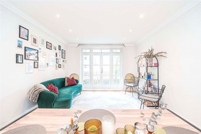 2 Bedroom Flat To Rent In Fitzclarence House, - Holland Park Avenue, London, W11