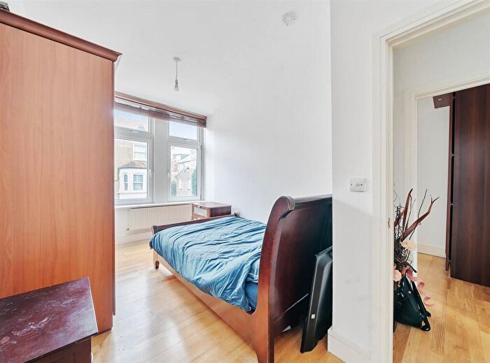 2 Bedroom Flat For Sale In Charteris Road, London, NW6