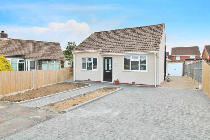3 Bedroom Detached Bungalow To Rent In Tangyes Close, Stubbington, Fareham, PO14