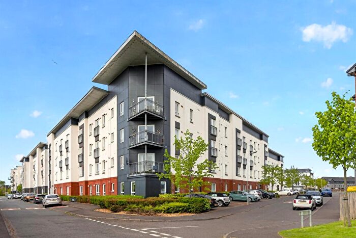 3 Bedroom Flat For Sale In Whimbrel Wynd, Renfrew, PA4