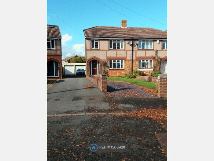 4 Bedroom Semi-Detached House To Rent In Romsey Avenue, Fareham, PO16