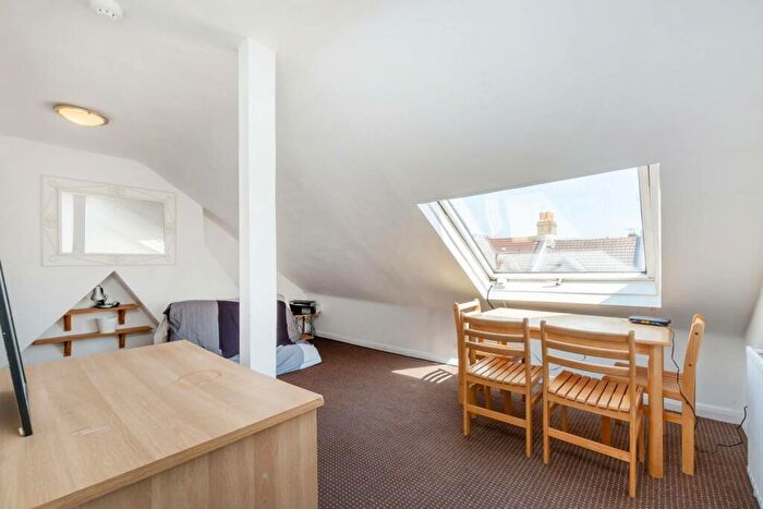 2 Bedroom Flat To Rent In Cathles Road, Clapham South, London, SW12