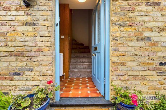 1 Bedroom Flat To Rent In Palace Road, East Molesey, KT8