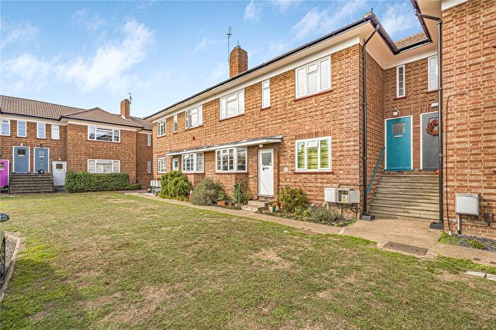 2 Bedroom Flat For Sale In Cherrywood Court, Teddington, TW11