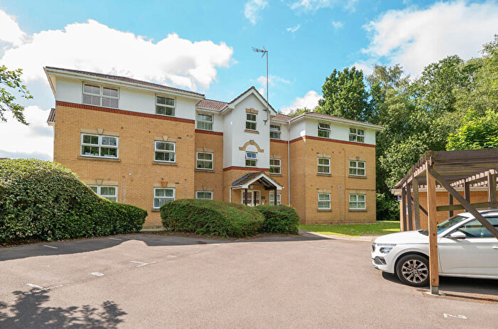 2 Bedroom Flat For Sale In Whittle Close, Ash Vale, Surrey, GU12