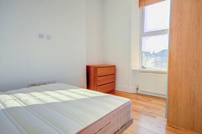 2 Bedroom Flat To Rent In Leverson Street, London, SW16