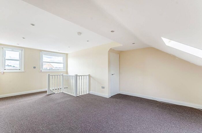 2 Bedroom Flat To Rent In Mitcham Road, Tooting, London, SW17