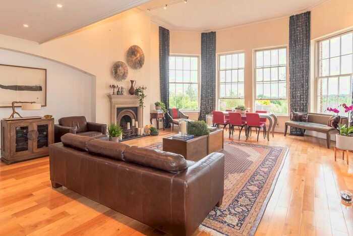 3 Bedroom Flat To Rent In Princess Park Manor, Royal Drive, London, N11