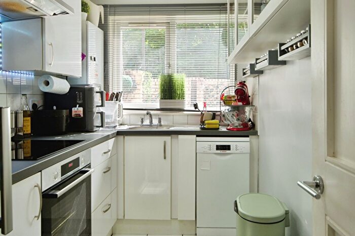 1 Bedroom Flat For Sale In Statham Grove, London, N18