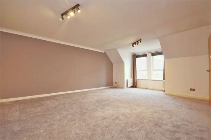 3 Bedroom Flat To Rent In Powderhall Rigg, Edinburgh EH7