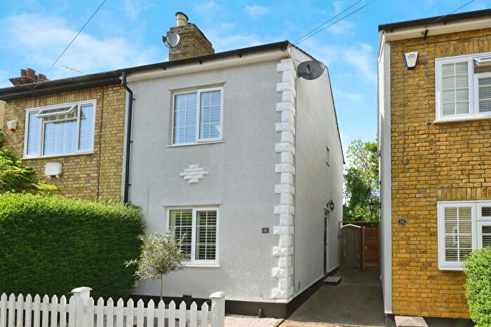 2 Bedroom Semi-Detached House For Sale In Lea Road, Hoddesdon, EN11