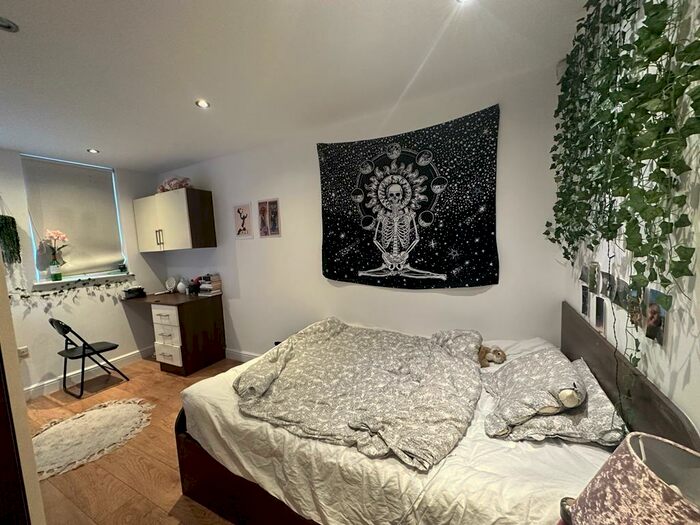 2 Bedroom Apartment To Rent In Hyde Terrace, Leeds, West Yorkshire, LS2