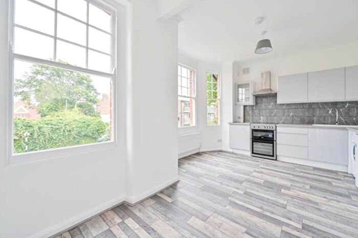 3 Bedroom Flat To Rent In Caldwell Street, London, SW9