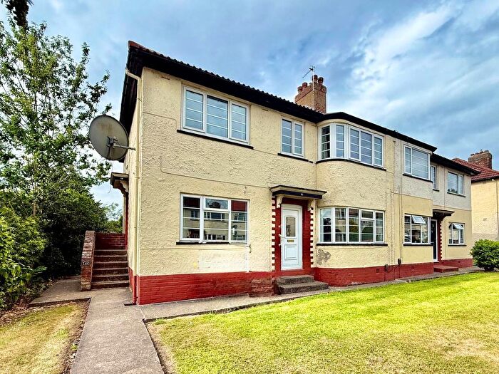 2 Bedroom Flat To Rent In Redesdale Gardens, Leeds, West Yorkshire, LS16