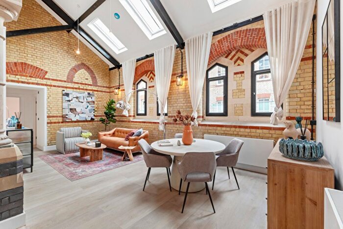 2 Bedroom Flat For Sale In Mallard Road, Abbots Langley, WD5