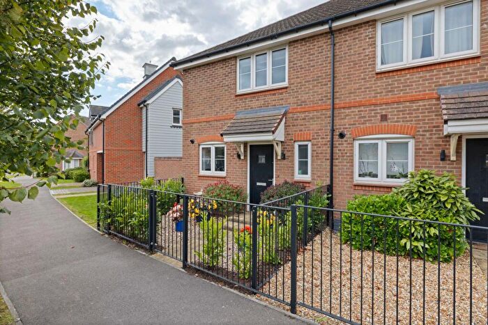 2 Bedroom End Of Terrace House For Sale In Longacres Way, Chichester, PO20